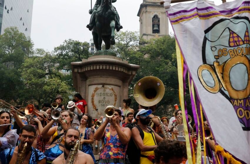  Blocos de carnaval tomam ruas do centro do Rio neste domingo