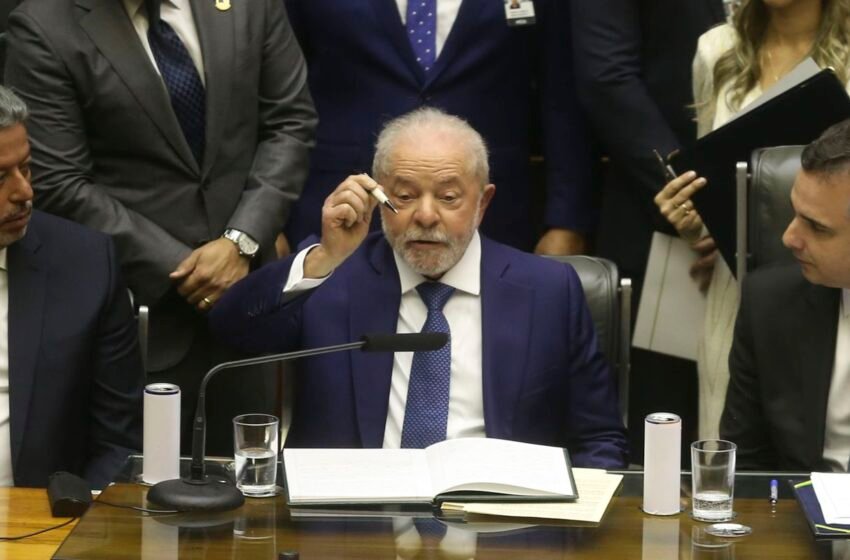  Livro de posse e faixa presidencial que Lula usou são oficiais