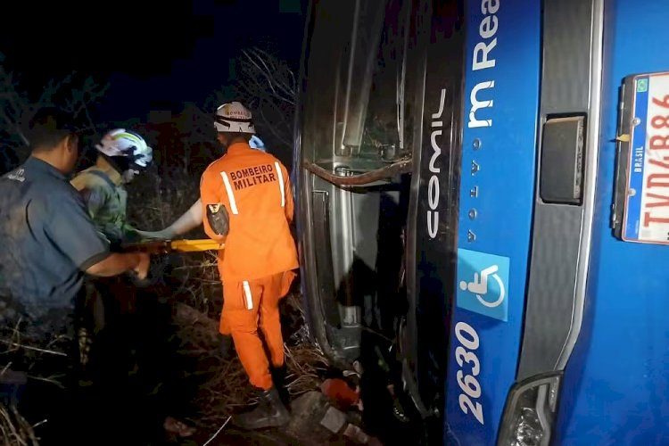 Acidente com ônibus deixa 7 mortos e 13 feridos na Bahia; policial e criança estão entre as vítimas