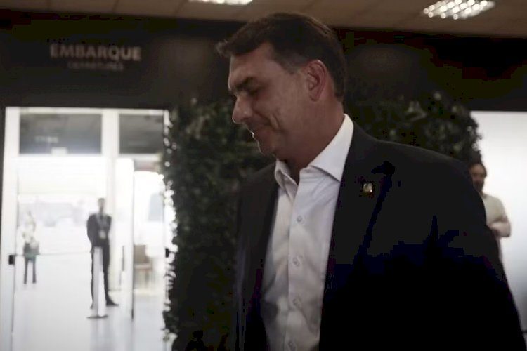 Flávio Bolsonaro voltou dos EUA com a família e advogado em jato de Vorcaro que foi usado por Moraes