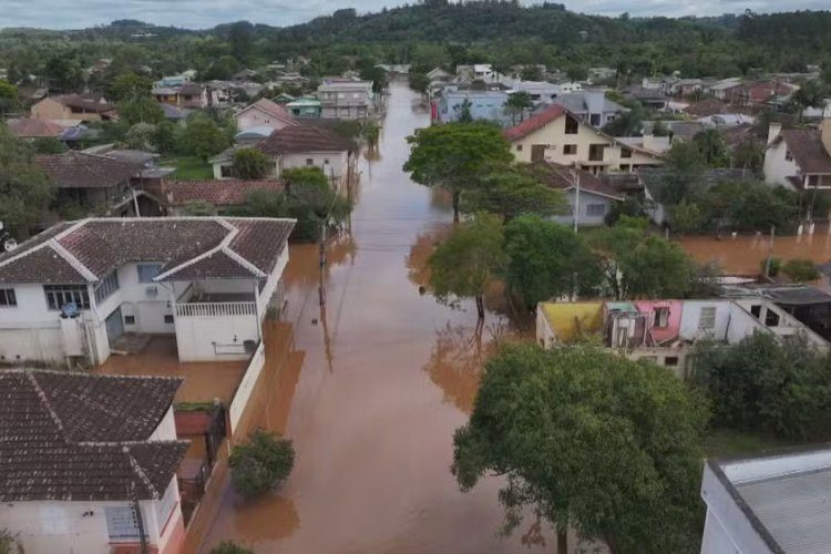 Mais de 110 mil pessoas seguem sem luz, 3,9 mil estão fora de casa e ruas continuam inundadas após chuva no RS