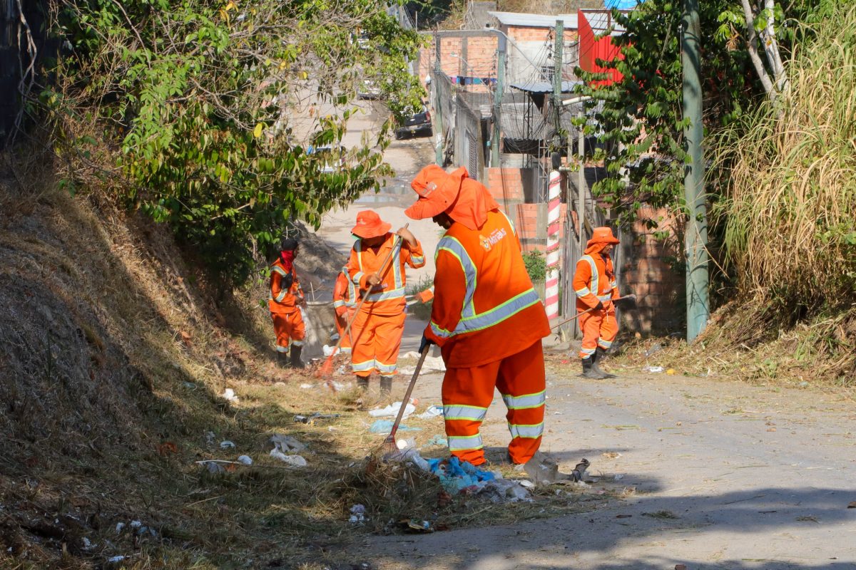 Mais de 400 trabalhadores da prefeitura intensificam ações de limpeza no bairro Santa Etelvina