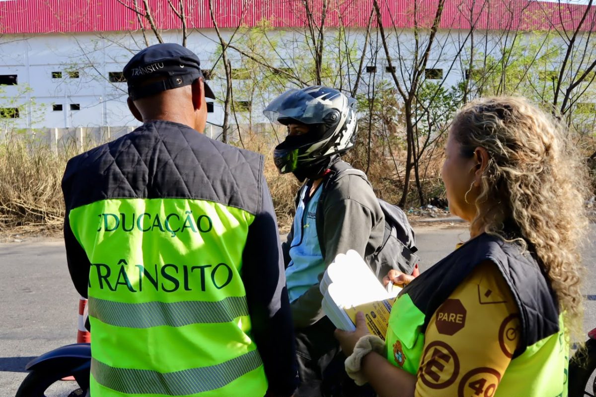 Motociclistas recebem orientação em blitz educativa no Distrito Industrial durante a ‘Semana Nacional de Trânsito’