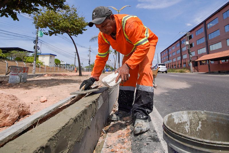 Prefeitura de Manaus avança com obras de revitalização de canteiros centrais e reforça segurança no trânsito