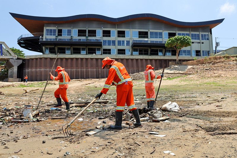 Prefeitura de Manaus intensifica limpeza da orla do rio Negro com mais de 500 trabalhadores
