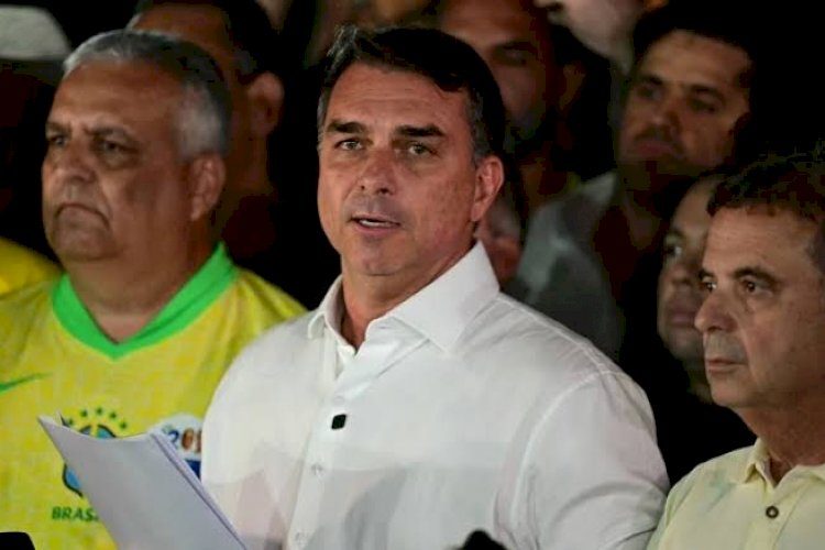 Aliados de Flávio Bolsonaro são avisados de que ele fugiu do Brasil