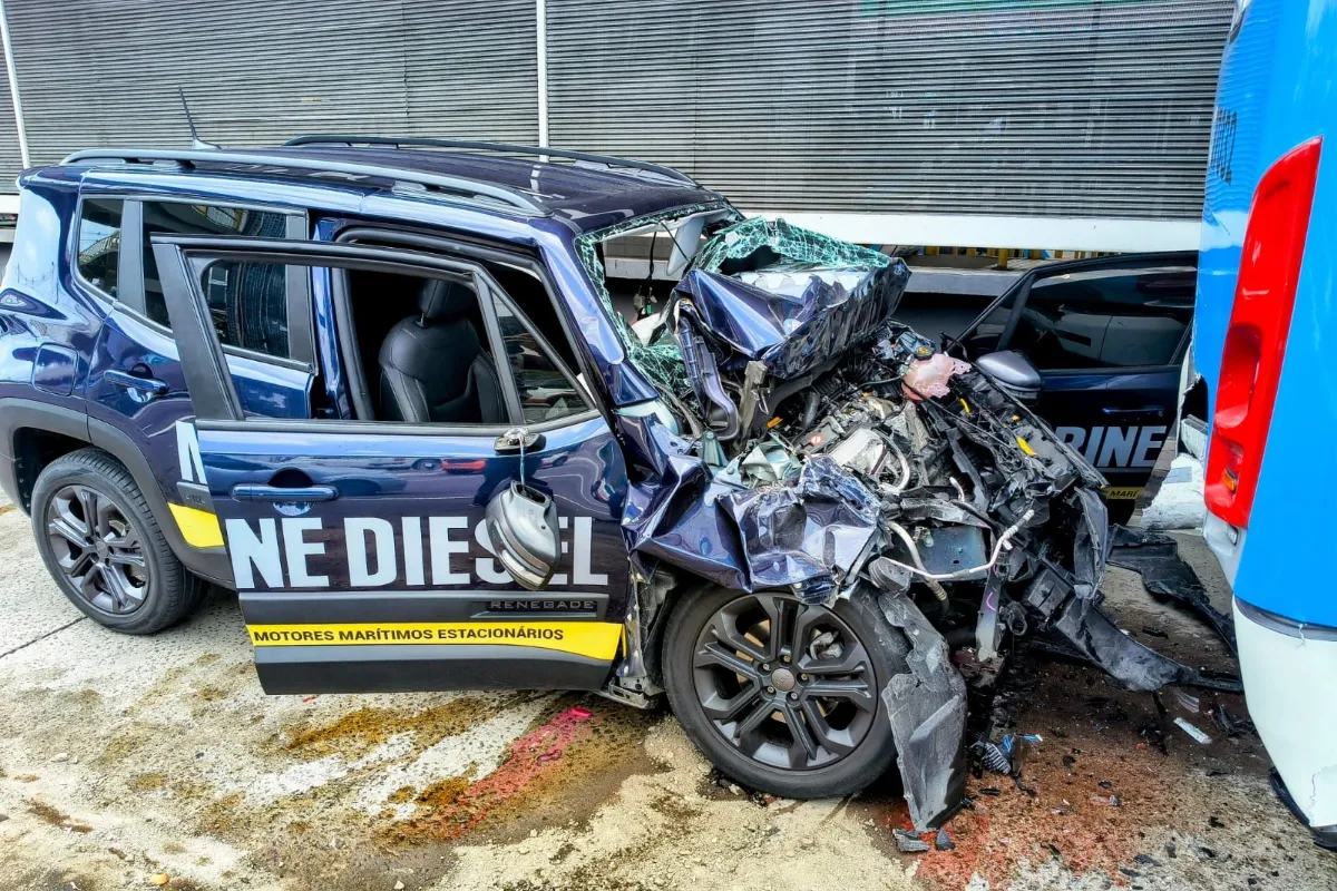 Bombeiros resgatam motorista presa em carro após batida com ônibus na Avenida Constantino Nery