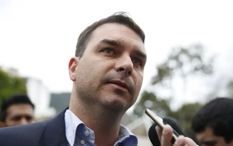 Deputados do partido dos trabalhadores solicitam prisão preventiva e alerta internacional para senador