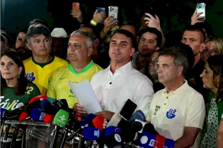 Derrotado nas urnas, Flávio Bolsonaro nega resultado e passa atestado de mau perdedor