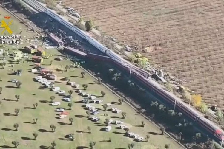 Dois trens de alta velocidade colidem na Espanha; ao menos 30 pessoas morreram