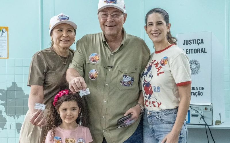 Eduardo Braga vota na capital amazonense e destaca importância da democracia