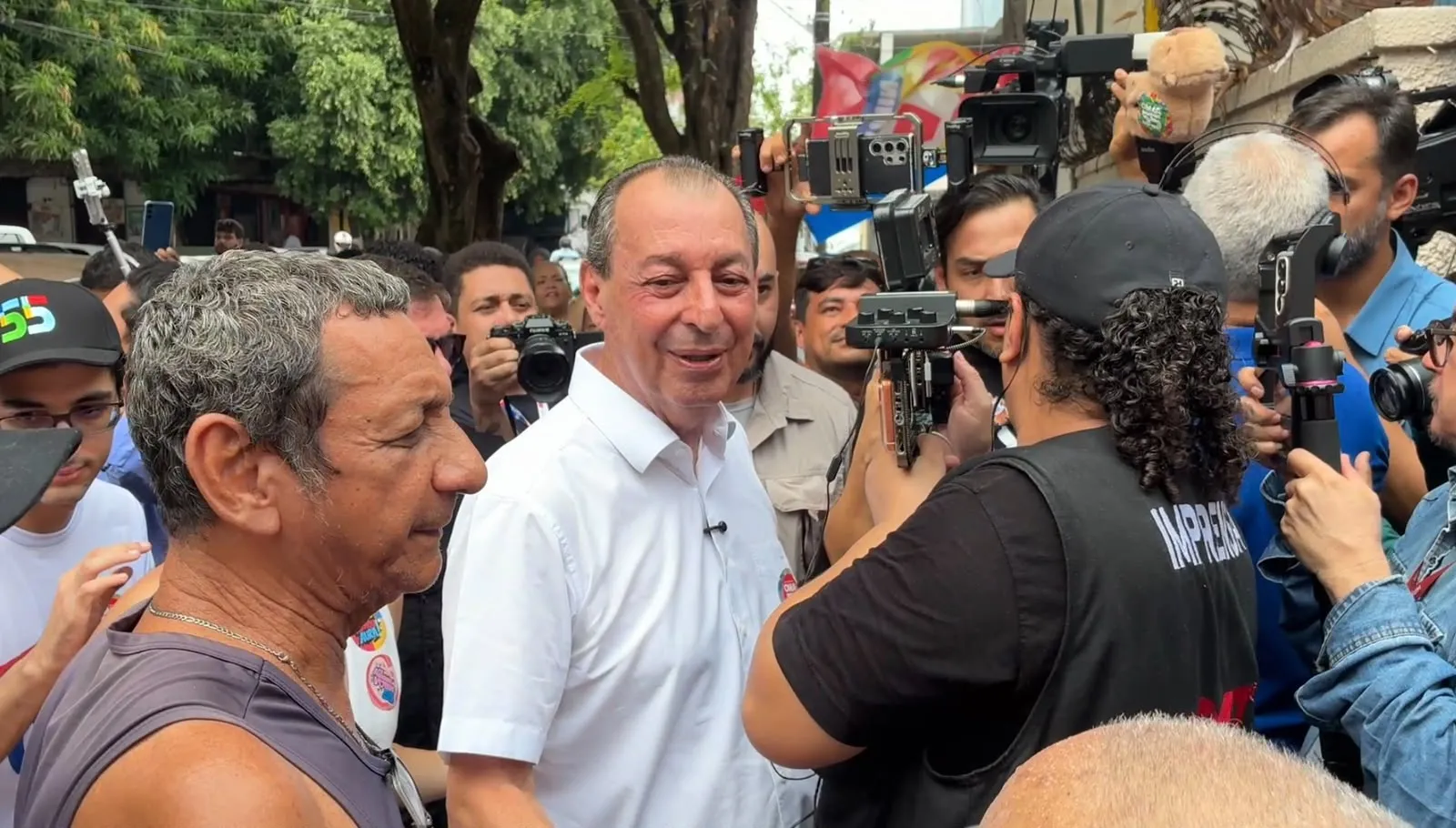 Eleições no Amazonas: Omar Aziz vota e cobra expansão de serviços públicos