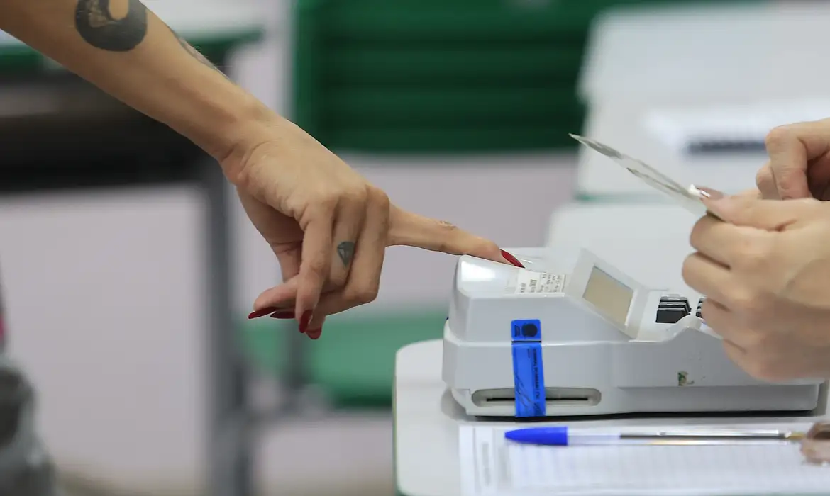 Eleitores enfrentam chuva e garantem votação rápida no segundo turno