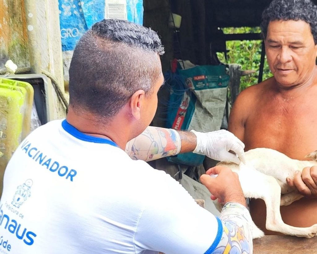 Equipes da prefeitura já vacinaram mais de 2,3 mil cães e gatos contra raiva na zona rural terrestre