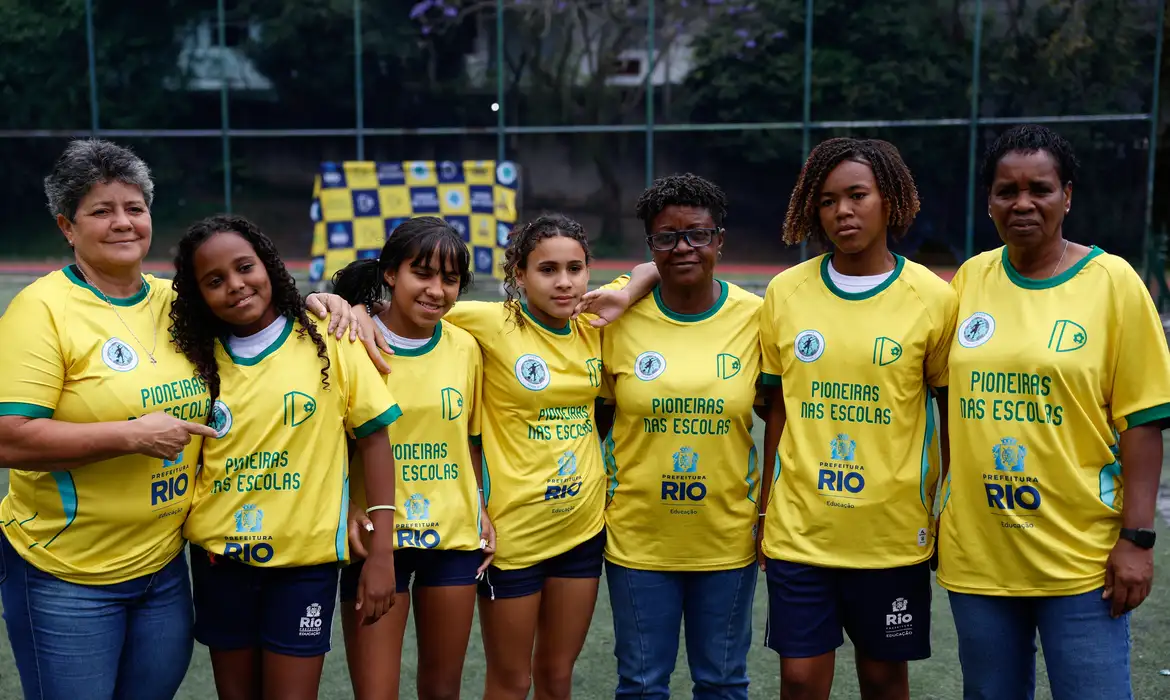 Ex-jogadoras da seleção inspiram estudantes da rede pública no Rio