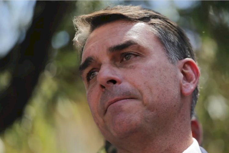 Flávio Bolsonaro foi embora para os EUA. Avião em voo