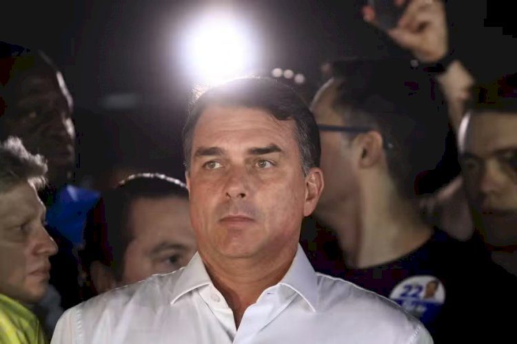 Imprensa mundial repercute ida de Flávio Bolsonaro para os EUA após derrota e diz que 'governo Trump participou da fuga'