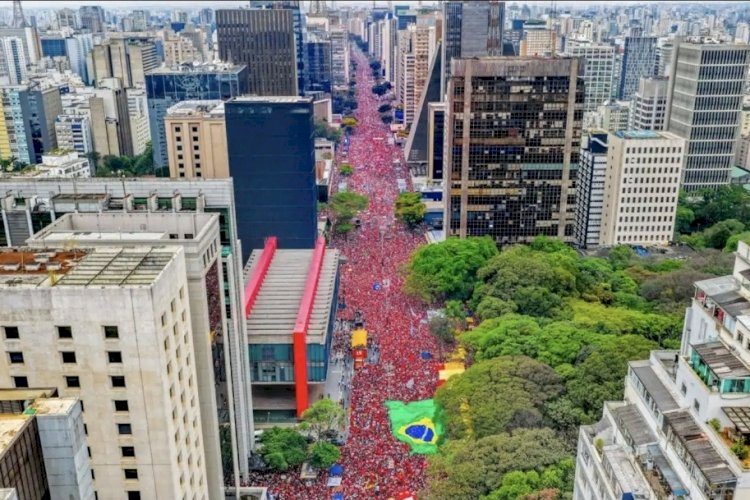Jovens comandam ato pró-Lula em SP e ocupam sete quarteirões na Paulista