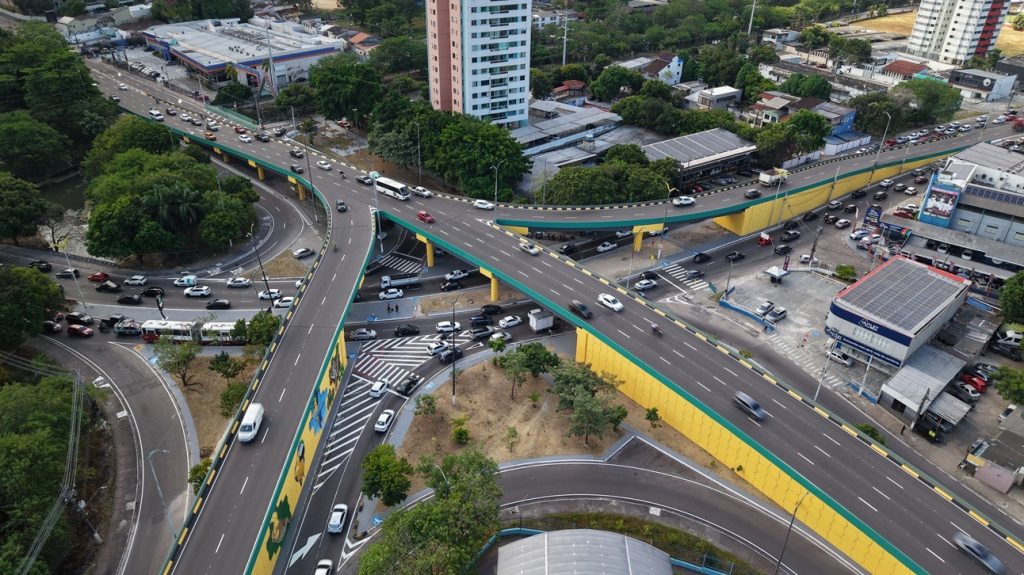 Manutenção preventiva bloqueia trânsito no viaduto da avenida Mário Ypiranga Monteiro