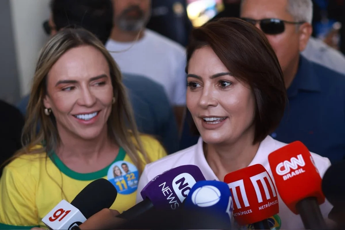 Michelle vota na capital Federal e comenta expectativa de Bolsonaro para o pleito