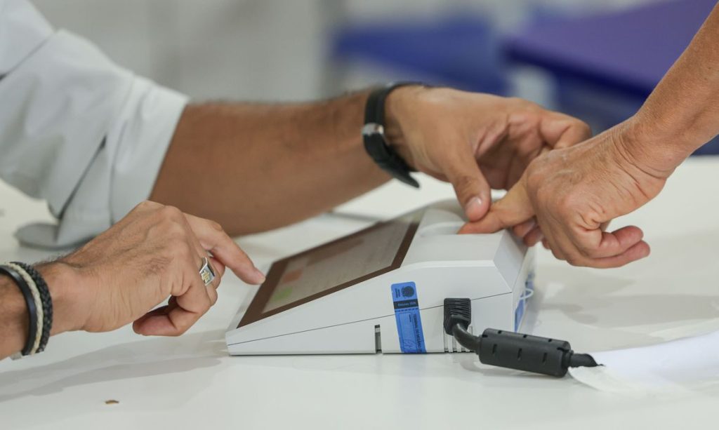 Milhões de eleitores votam neste domingo para definir a presidência do país