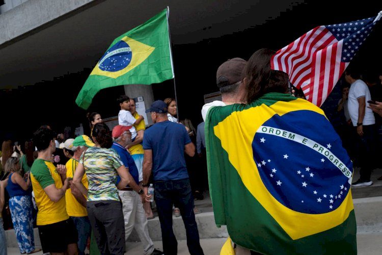 Número de brasileiros que querem emigrar para os EUA dispara após eleição de Lula