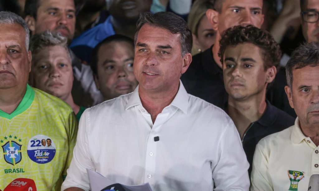 Passaporte de Flávio Bolsonaro é cancelado pela Polícia Federal após descumprimento de ordem