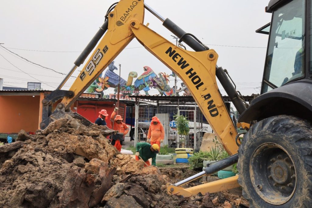 Prefeitura de Manaus amplia drenagem profunda em 90 metros de via no Novo Aleixo para melhorar escoamento da chuva