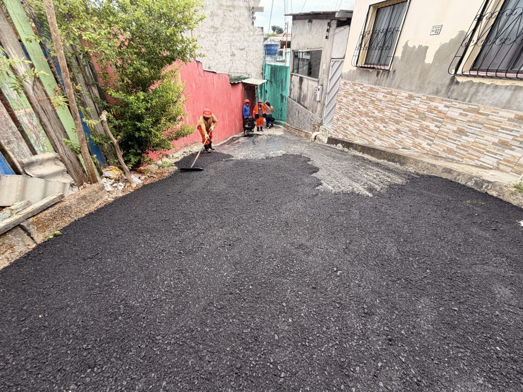 Prefeitura de Manaus atende moradores e recupera pavimento do beco Rio Umatumã, no Petrópolis