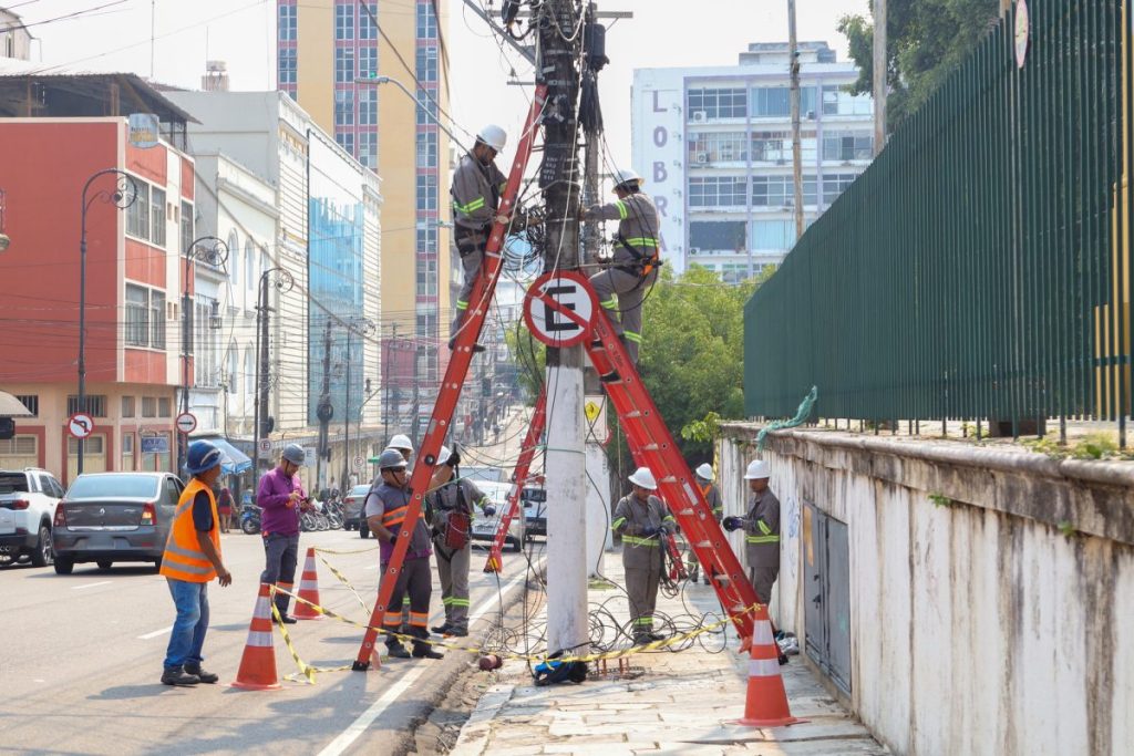 Prefeitura de Manaus dá continuidade ao ordenamento de fios e cabos sem uso no centro histórico