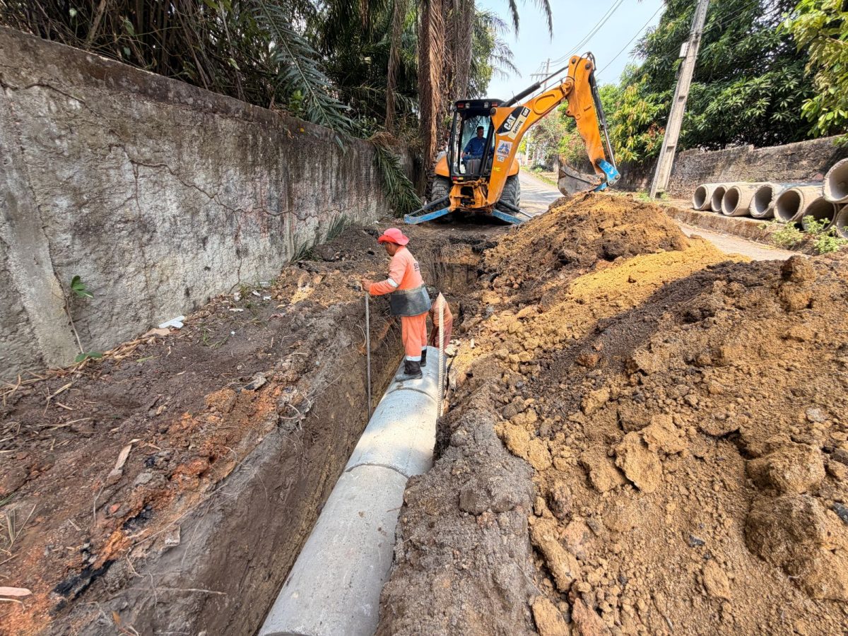 Prefeitura de Manaus implanta 100 metros de drenagem profunda para melhorar escoamento da chuva no bairro Flores
