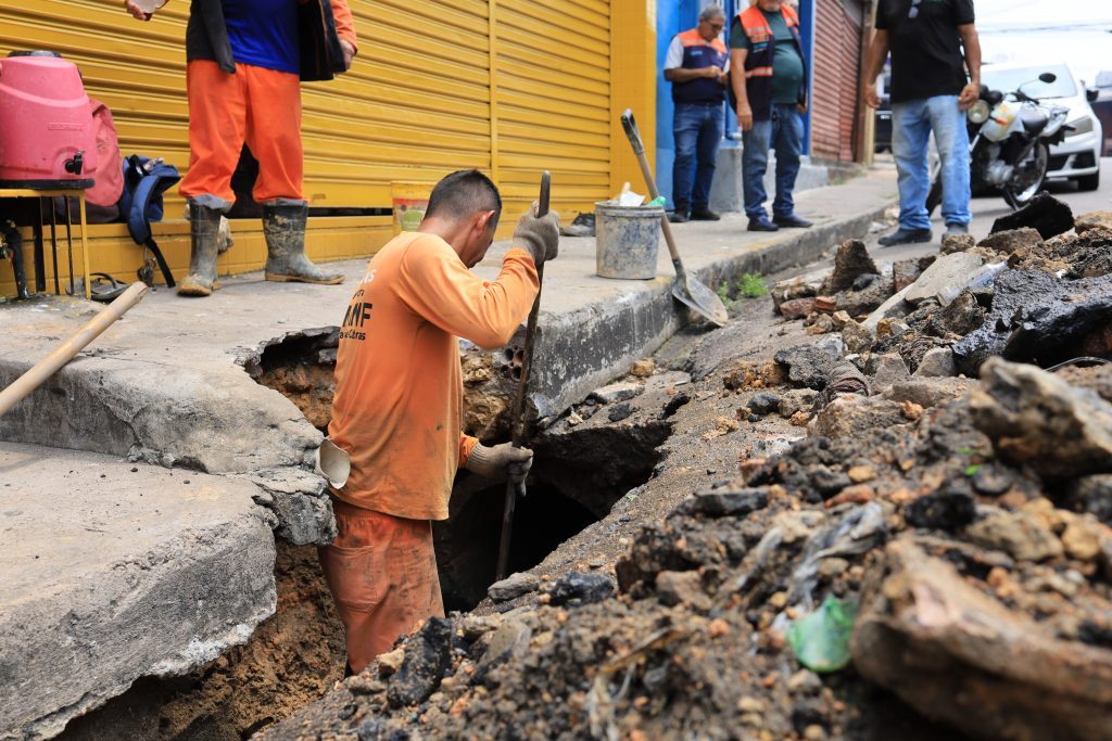 Prefeitura de Manaus intensifica ações de infraestrutura com recuperação emergencial de rede de drenagem no bairro Compensa 