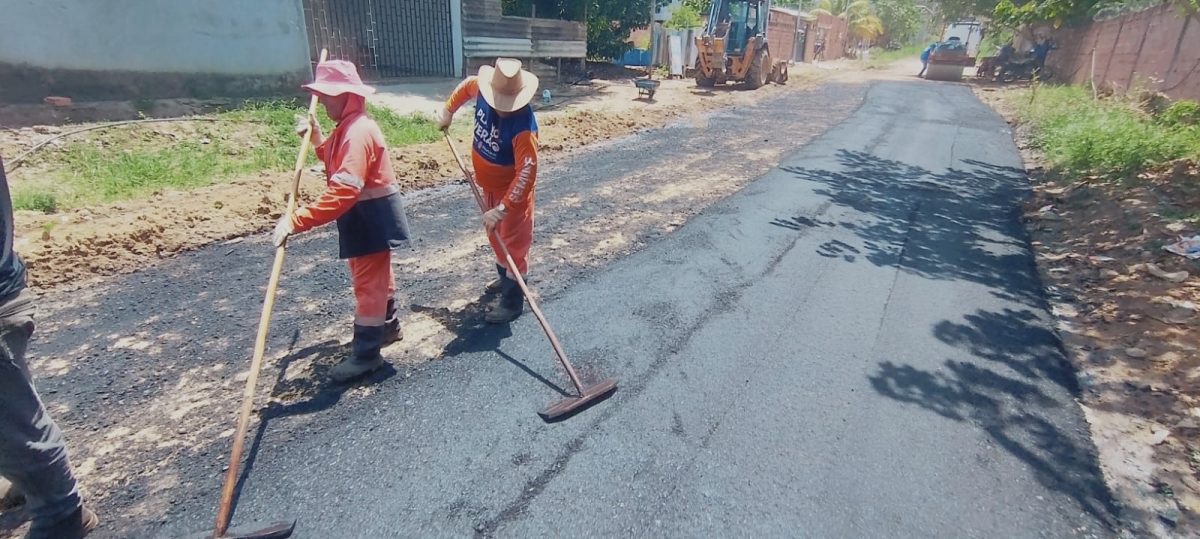 Prefeitura de Manaus leva asfalto pela primeira vez à rua das Estrelas, no bairro Tarumã-Açu