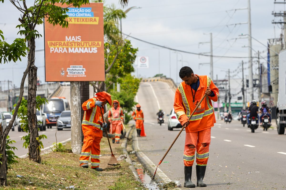 Prefeitura de Manaus mobiliza mais de 60 trabalhadores para intensificar serviços de limpeza na avenida Max Teixeira