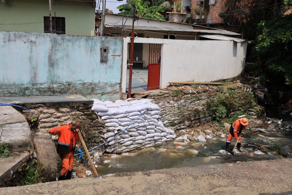 Prefeitura de Manaus realiza obra emergencial para conter erosão e proteger moradores no São José Operário