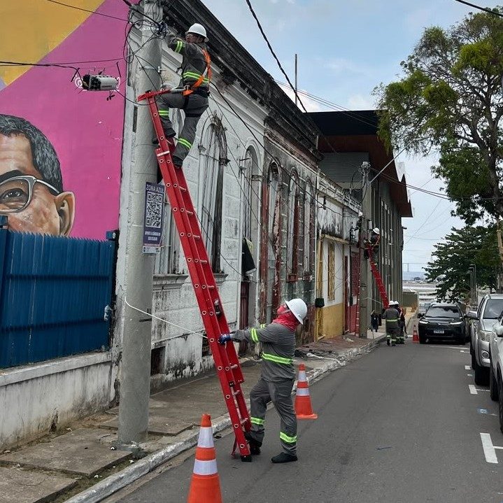 Prefeitura inicia nova etapa de combate à poluição visual com ordenamento de fios e cabos no Centro