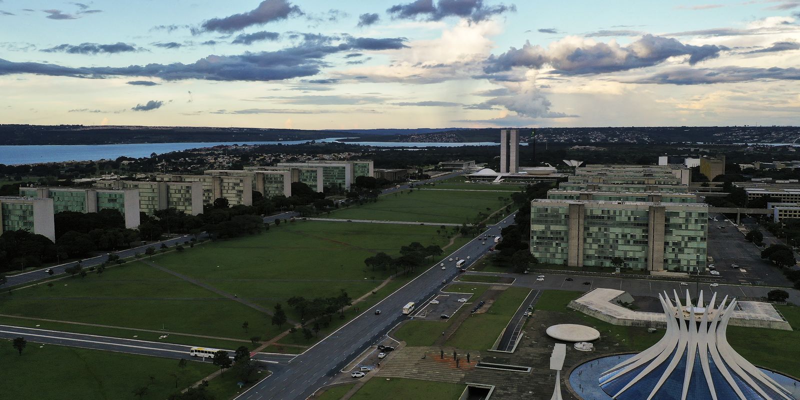 Privatizações e fortalecimento estatal marcam propostas na reta final