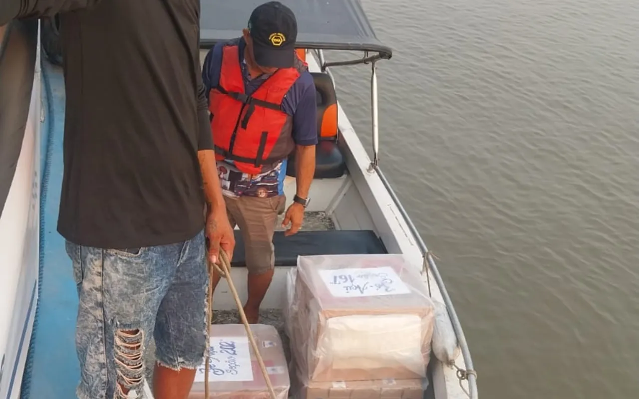 Seca e fumaça alteram logística de urnas em Parintins no Amazonas