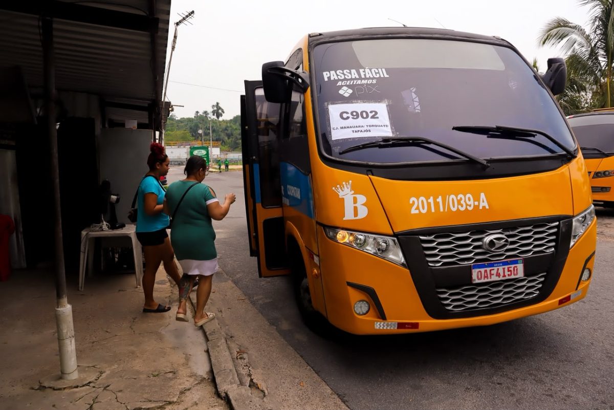 Técnicos de transporte da Prefeitura de Manaus acompanham operação da linha C-902 no Santa Etelvina