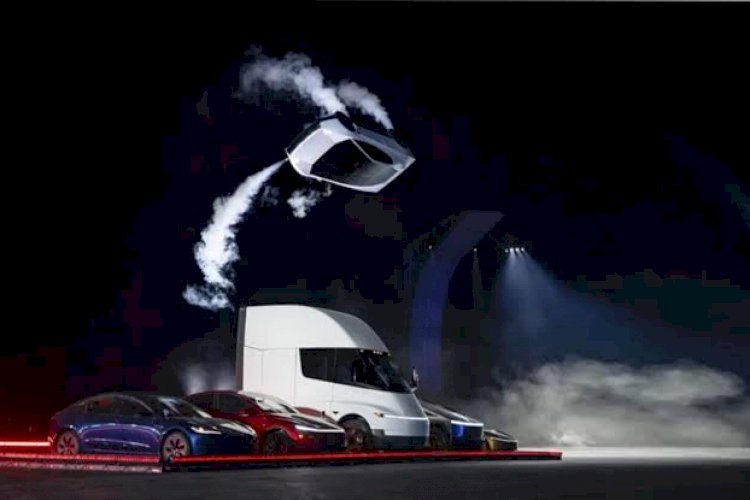 Tesla apresenta Roadster que 'voa' e dirige de ponta-cabeça com tecnologia da SpaceX